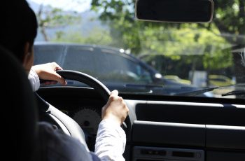 Conflict în trafic, urmat de o descoperire surprinzătoare: un bărbat din Huedin, prins la volan fără permis