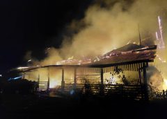Incendiu puternic la o casă din Călățele! Acoperișul a fost distrus, iar o femeie de 85 de ani a suferit un atac de panică