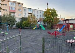 Alertă în Huedin! Niciunul dintre cele opt parcuri pentru copii nu ar oferi condiții sigure, susține un consilier local, după ce un copil s-a tăiat grav la mână